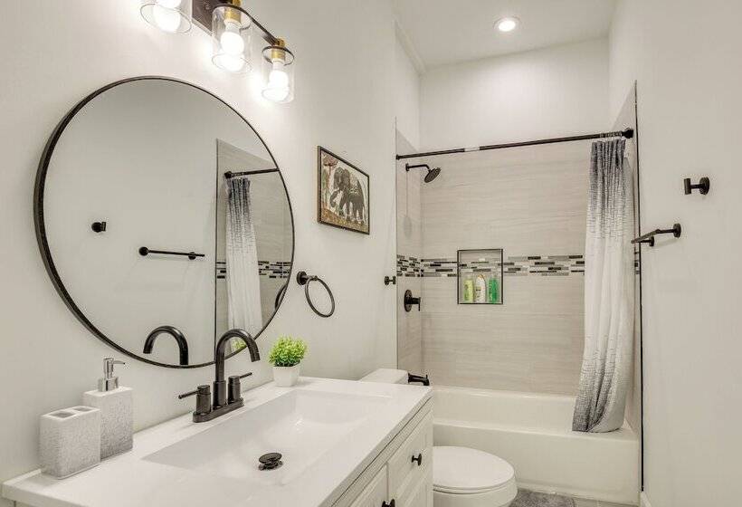 St Louis Home W/ Deck, Outdoor Bar & Grill!