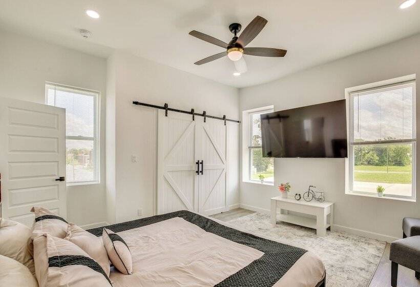 St Louis Home W/ Deck, Outdoor Bar & Grill!