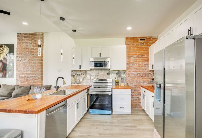 St Louis Home W/ Deck, Outdoor Bar & Grill!