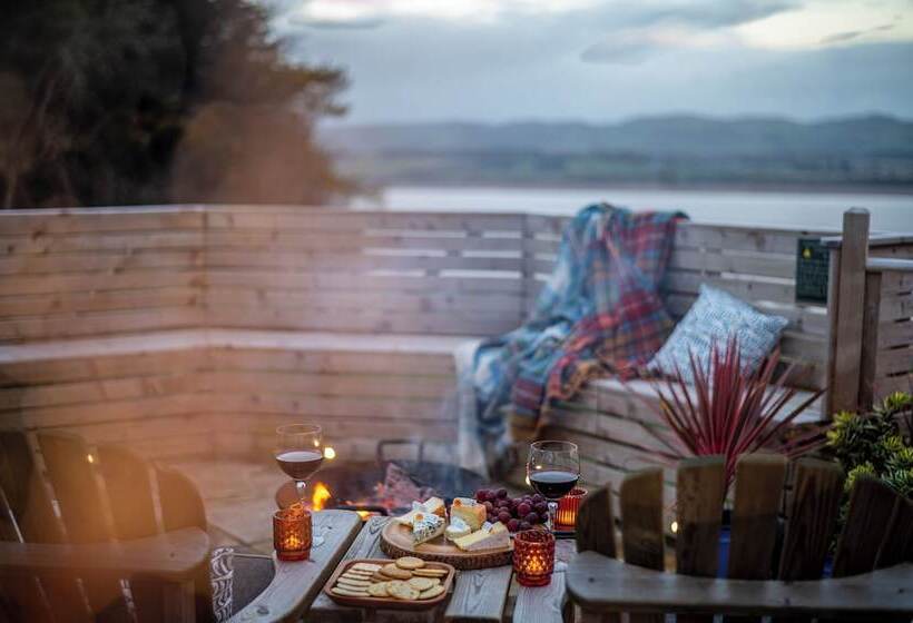 Luxurious Snug With Hottub Which Sleeps 2 In Fife