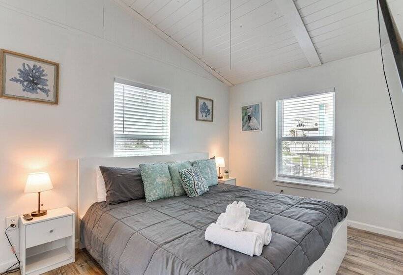 Walk To Beach & State Park: Texas Gulf Coast Home