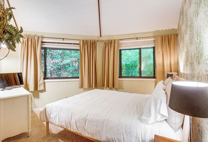 The Round House    Treetop North Carolina Cabin!