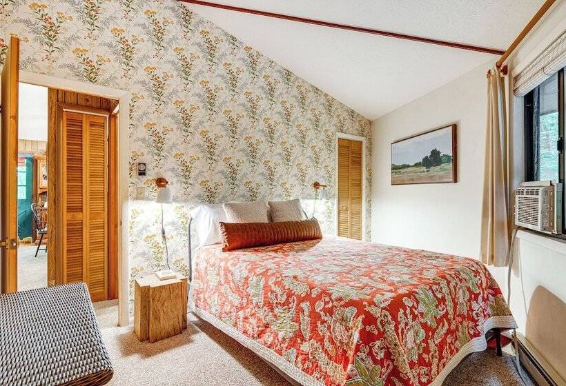 The Round House    Treetop North Carolina Cabin!