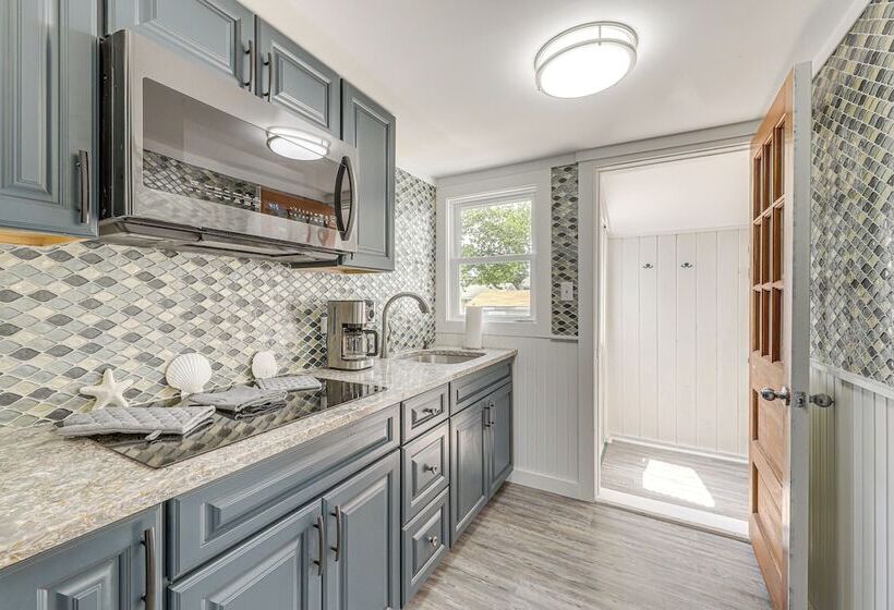 Cozy Wells Cottage W/ Deck: Steps To Beach!