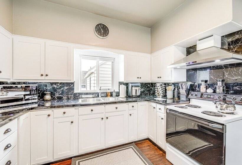 Updated Spokane Home W/ Furnished Patio Near Dtwn!