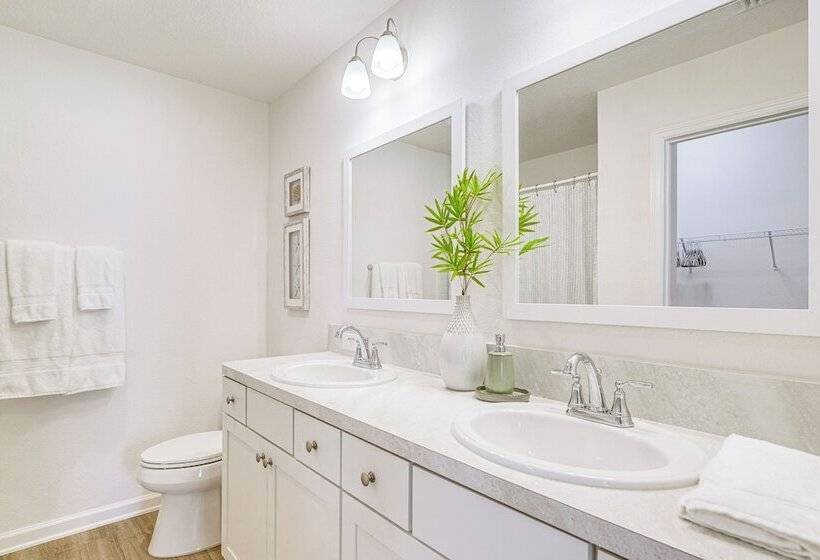 Villages Home In Gated Community W/ Pool Access!