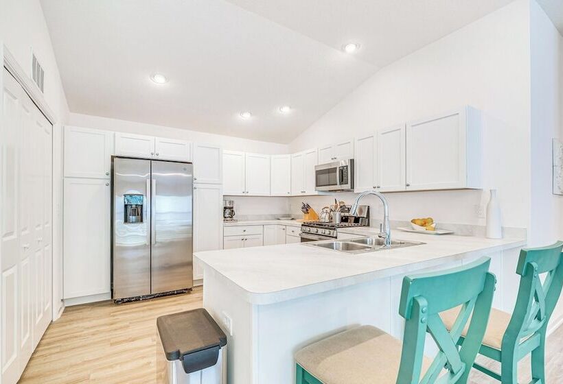 Villages Home In Gated Community W/ Pool Access!