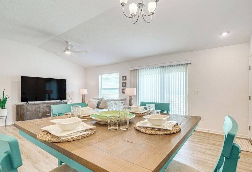 Villages Home In Gated Community W/ Pool Access!