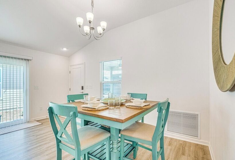 Villages Home In Gated Community W/ Pool Access!