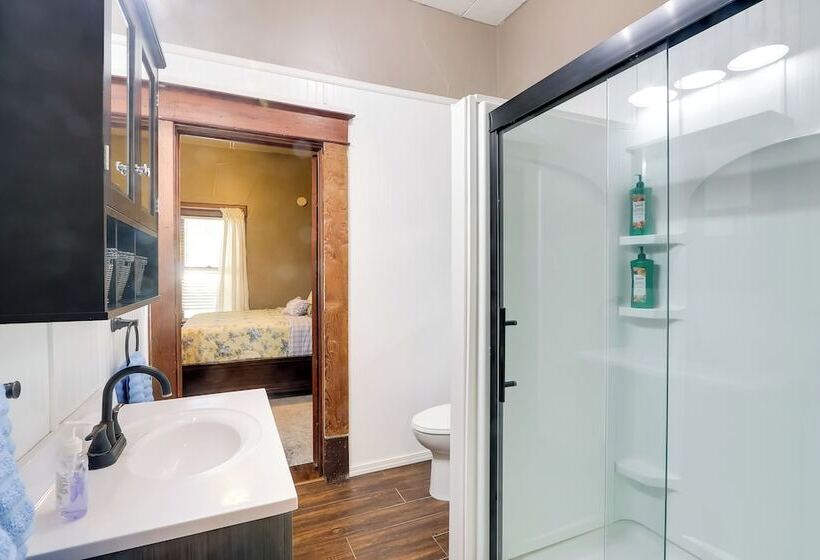 Vintage Belle Plaine Farmhouse W/ Fire Pit!