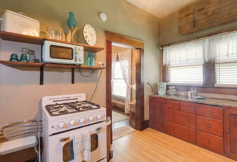 Vintage Belle Plaine Farmhouse W/ Fire Pit!