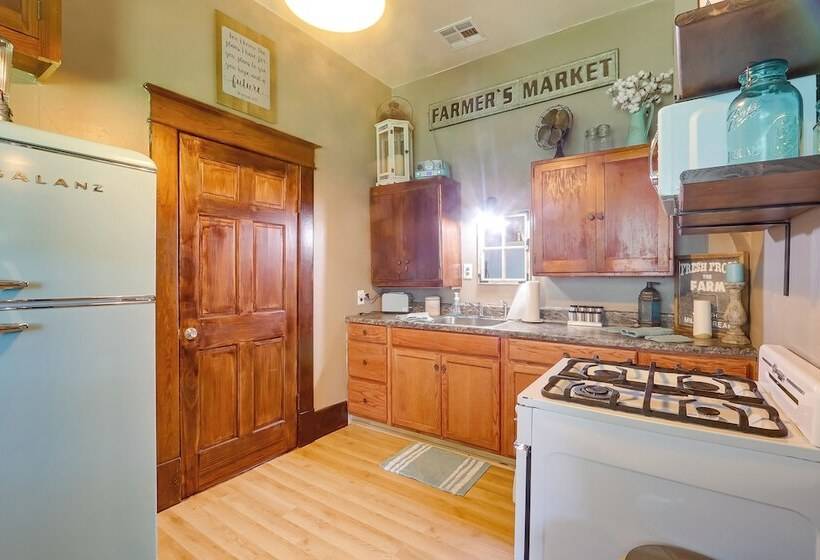 Vintage Belle Plaine Farmhouse W/ Fire Pit!