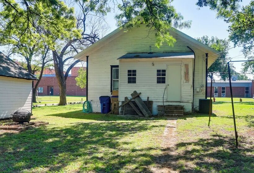 Vintage Belle Plaine Farmhouse W/ Fire Pit!