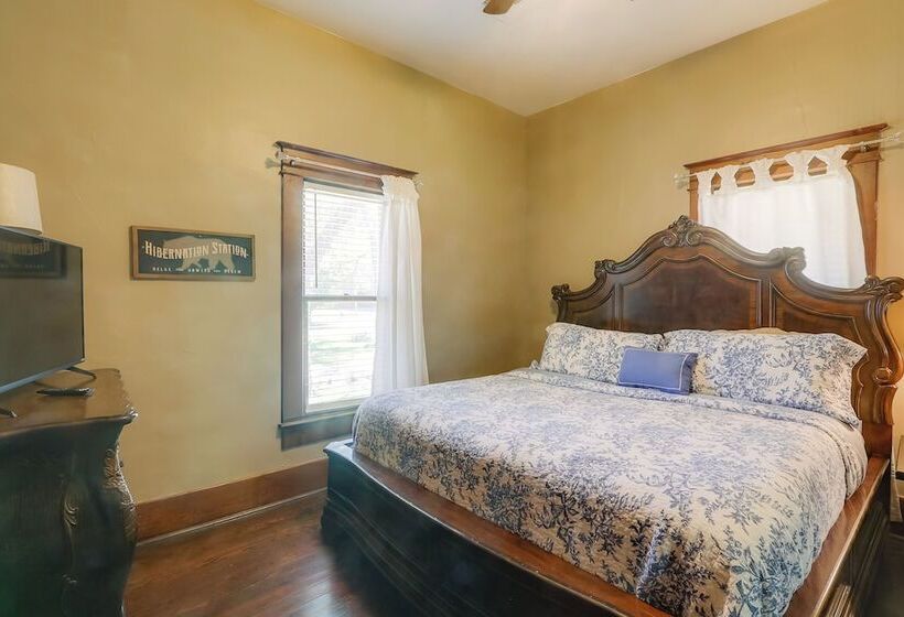 Vintage Belle Plaine Farmhouse W/ Fire Pit!