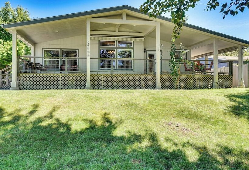 Waterfront Shady Cove Home W/ Fishing Deck!