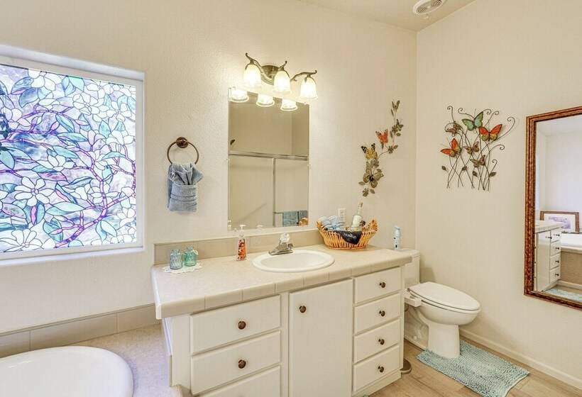 Waterfront Shady Cove Home W/ Fishing Deck!