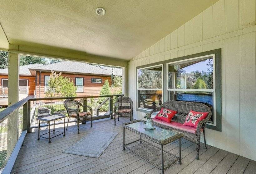 Waterfront Shady Cove Home W/ Fishing Deck!