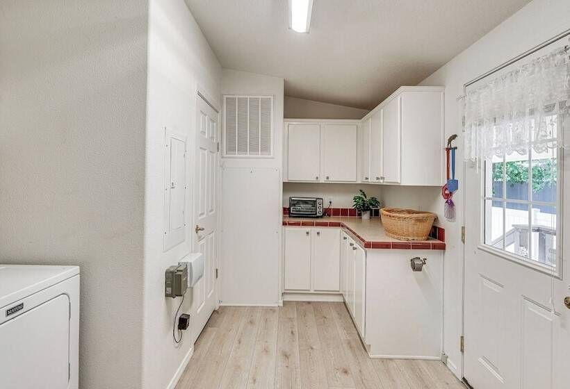 Waterfront Shady Cove Home W/ Fishing Deck!