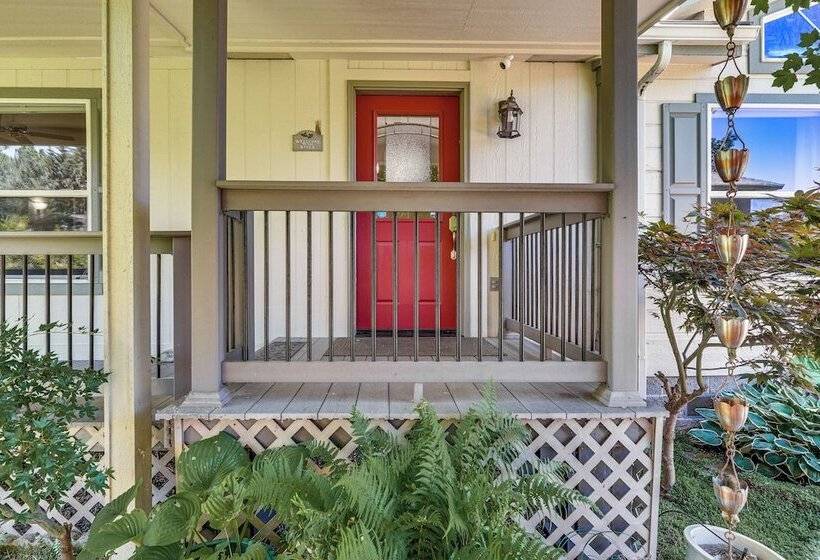 Waterfront Shady Cove Home W/ Fishing Deck!