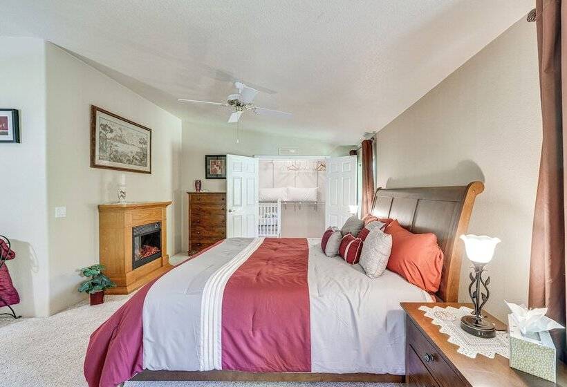 Waterfront Shady Cove Home W/ Fishing Deck!