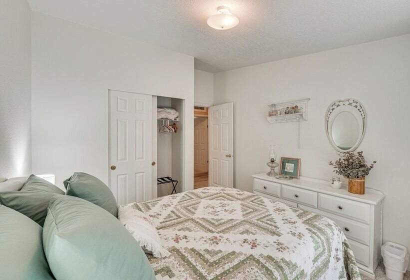 Waterfront Shady Cove Home W/ Fishing Deck!