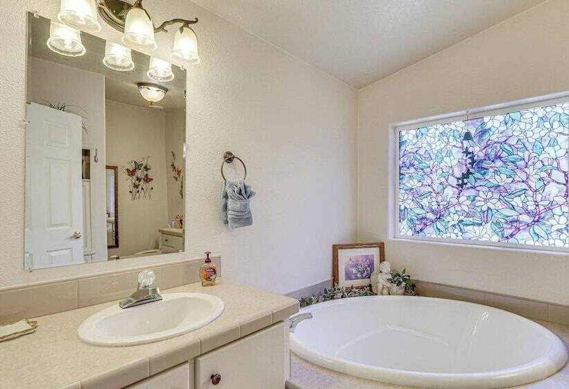 Waterfront Shady Cove Home W/ Fishing Deck!