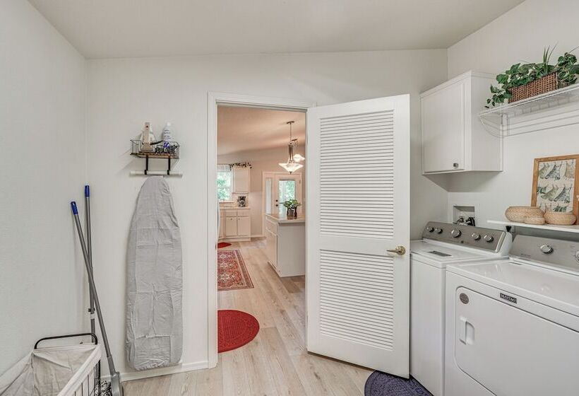 Waterfront Shady Cove Home W/ Fishing Deck!