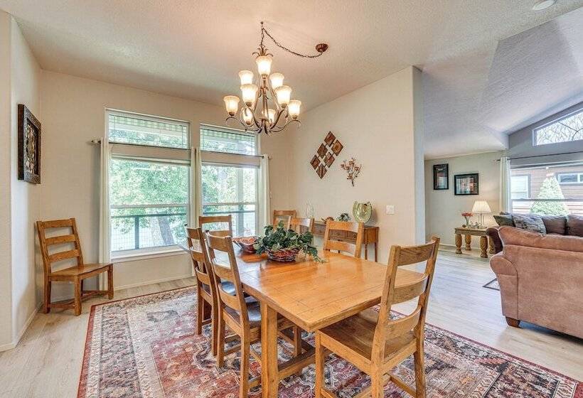 Waterfront Shady Cove Home W/ Fishing Deck!