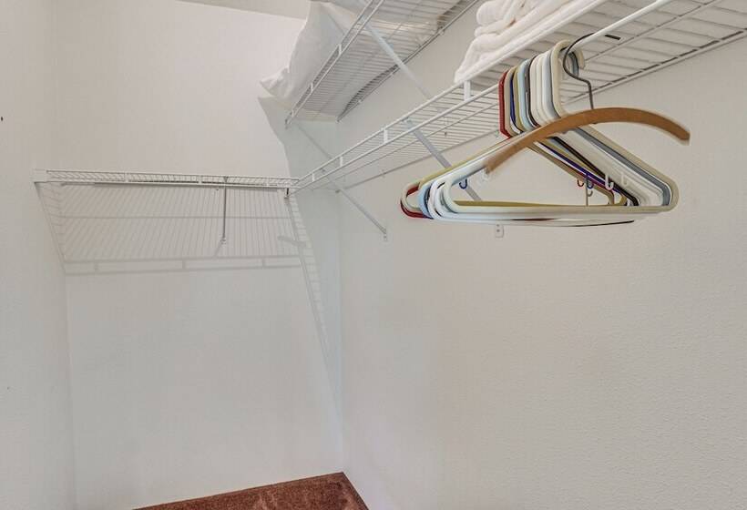 Waterfront Shady Cove Home W/ Fishing Deck!