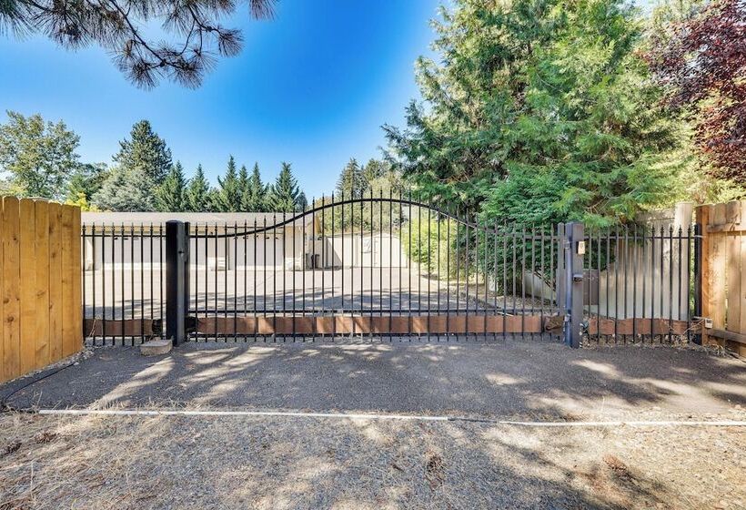 Waterfront Shady Cove Home W/ Fishing Deck!