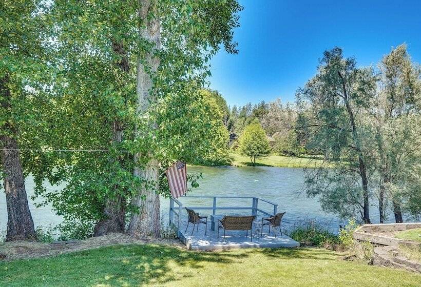 Waterfront Shady Cove Home W/ Fishing Deck!