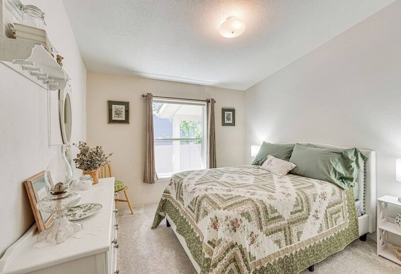 Waterfront Shady Cove Home W/ Fishing Deck!