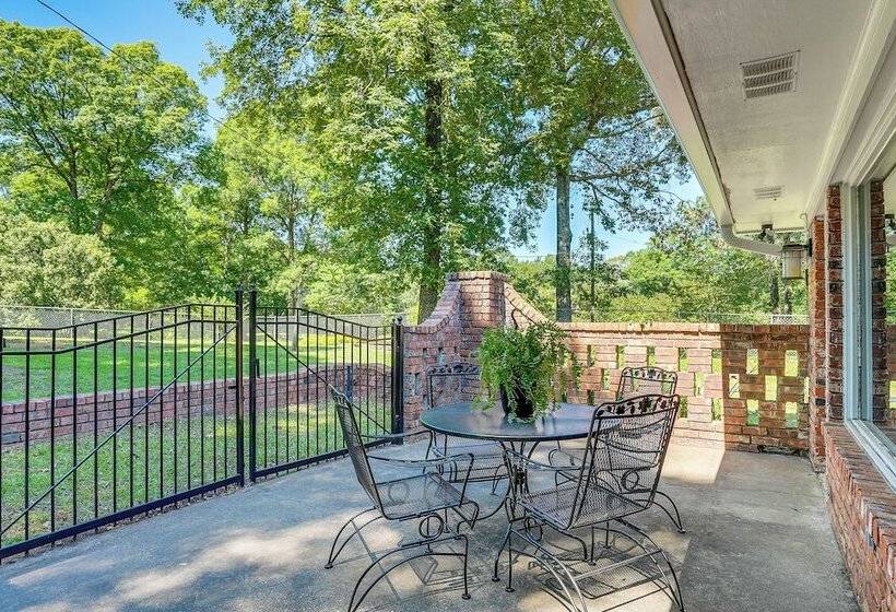 Charming Simsboro Retreat On 5 Acres W/ Patio!