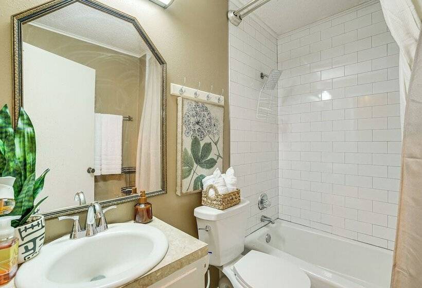 Charming Simsboro Retreat On 5 Acres W/ Patio!