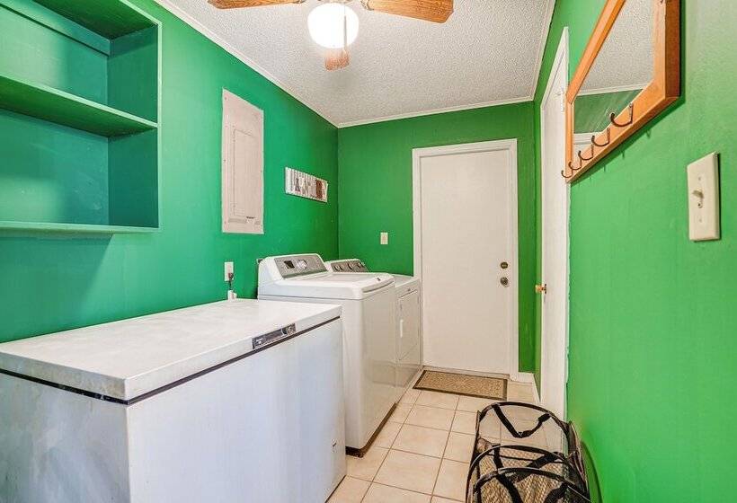 Charming Simsboro Retreat On 5 Acres W/ Patio!