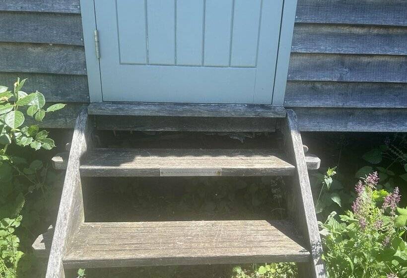 Cozy Cabin Retreat In Bedford