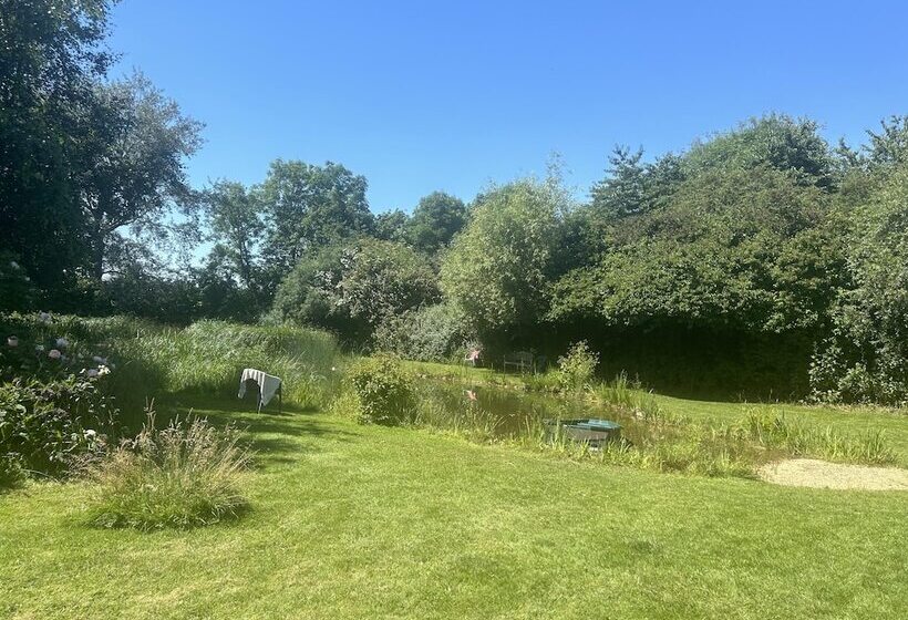 Cozy Cabin Retreat In Bedford