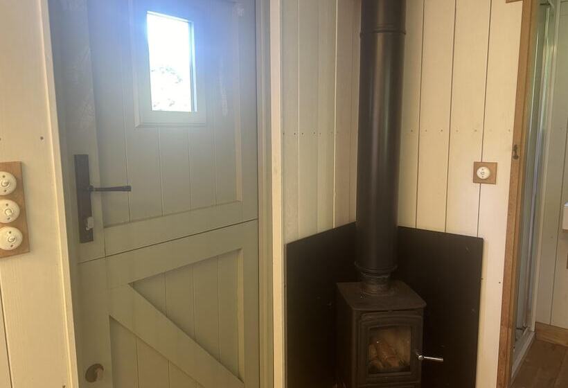 Cozy Cabin Retreat In Bedford