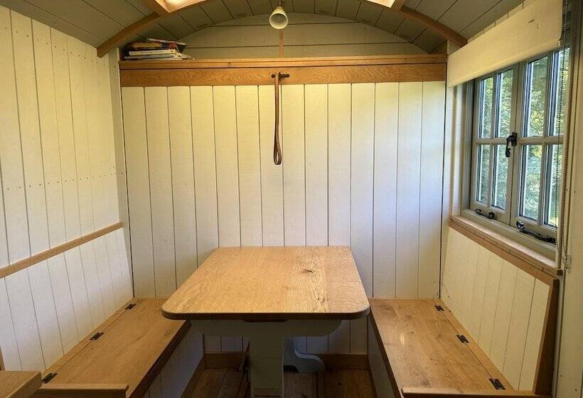 Cozy Cabin Retreat In Bedford