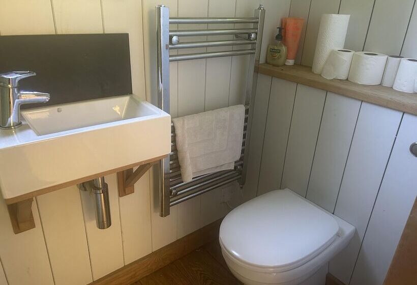 Cozy Cabin Retreat In Bedford