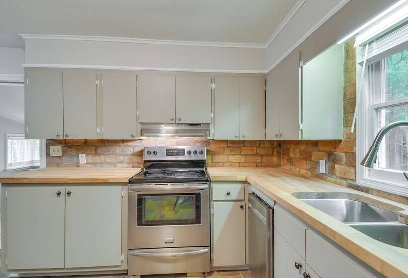 Cozy Fairhope Retreat W/ Patio & Grill!