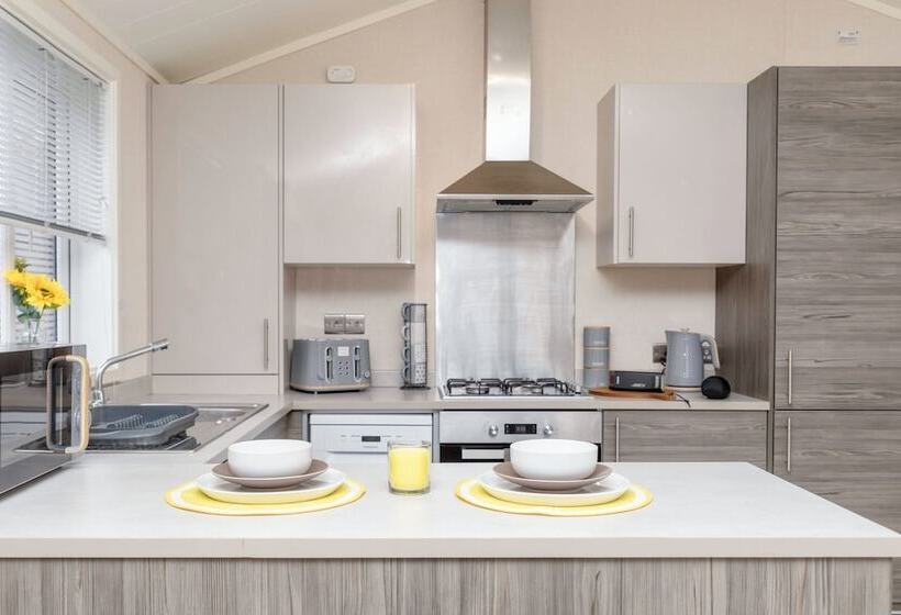 Family Luxury Cabin Retreat With Hot Tub