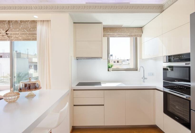 هتل Demani President Suites