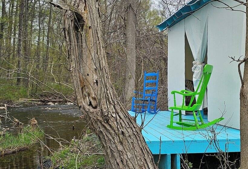 בית מלון כפרי Glamping At Meadeville Farm