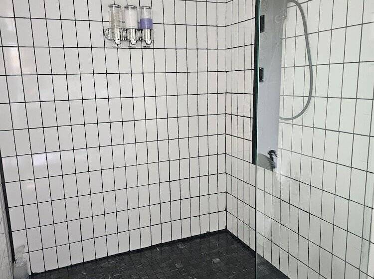 בית מלון כפרי Glamping At Meadeville Farm