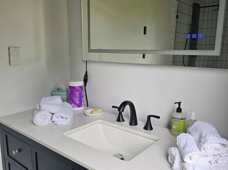 בית מלון כפרי Glamping At Meadeville Farm