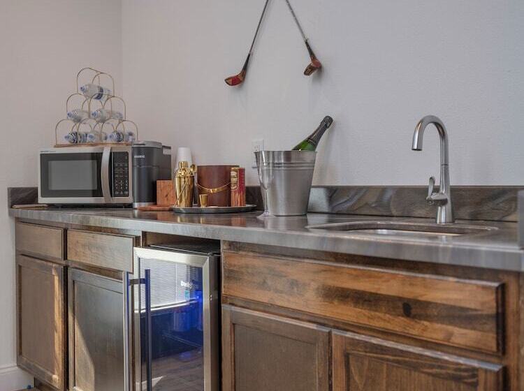 בית מלון כפרי Pebble Bay Club