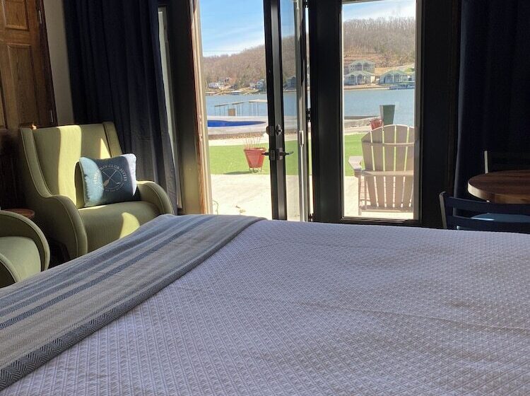 בית מלון כפרי Pebble Bay Club