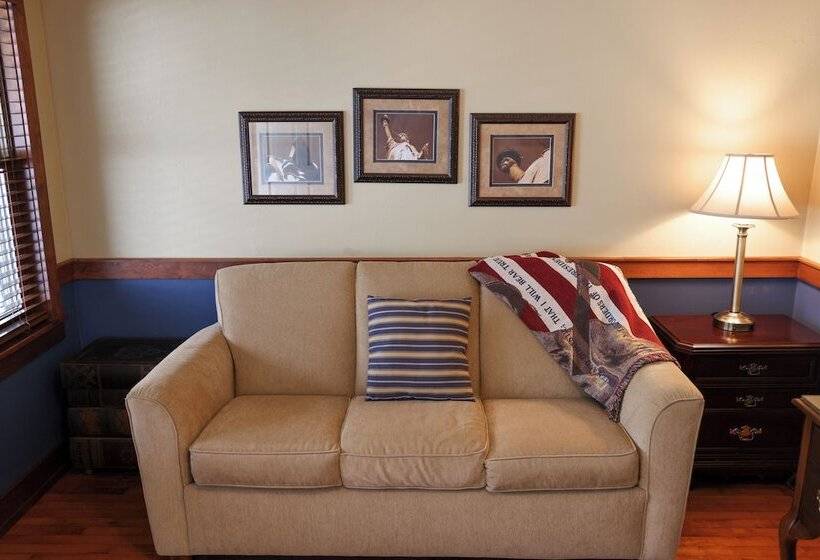 فندق The Liberty Lodge At Sister Bay