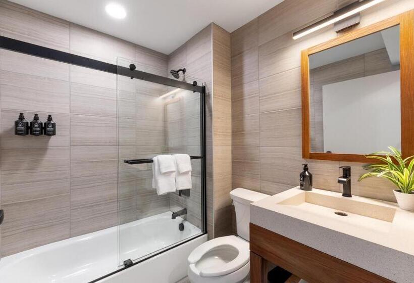 هتل The Wave At Marblehead